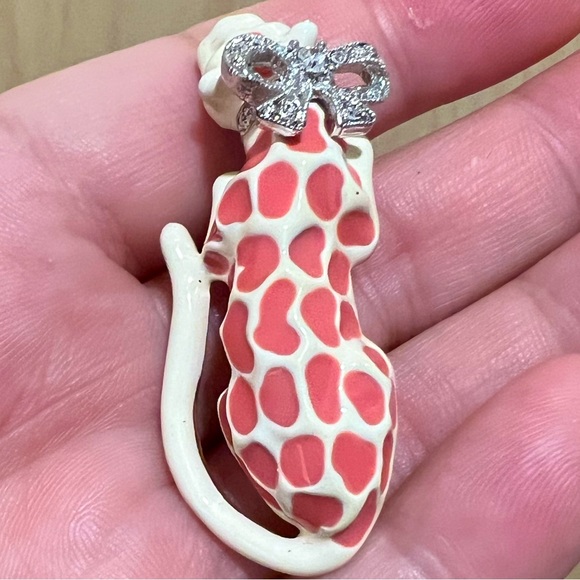 Kenneth Jay Lane Mountain Lion Enamel Brooch Pin - Picture 3 of 4